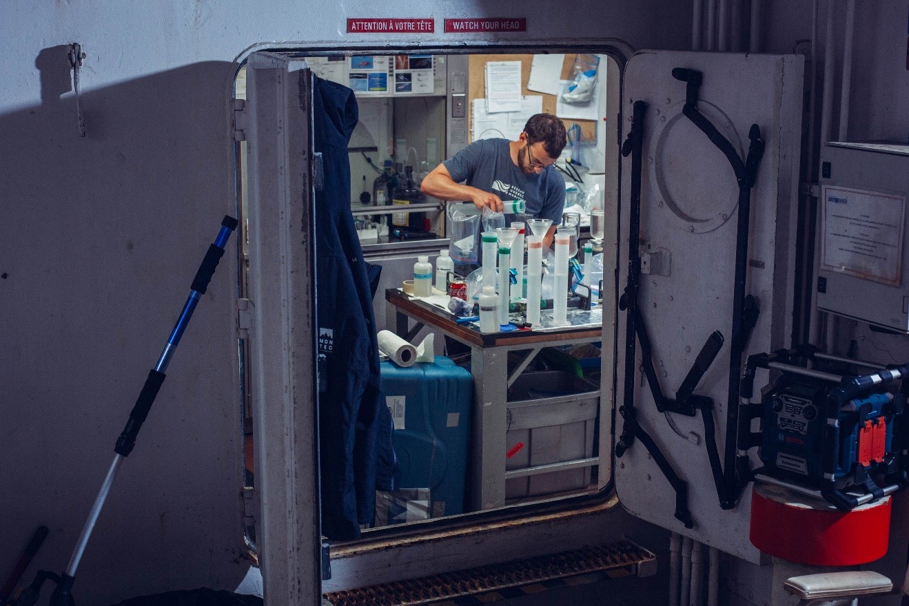 Ludovic Pascal, chef de mission, effectuant des filtrations dans le laboratoire du navire © Valérian Mazataud, Le Devoir