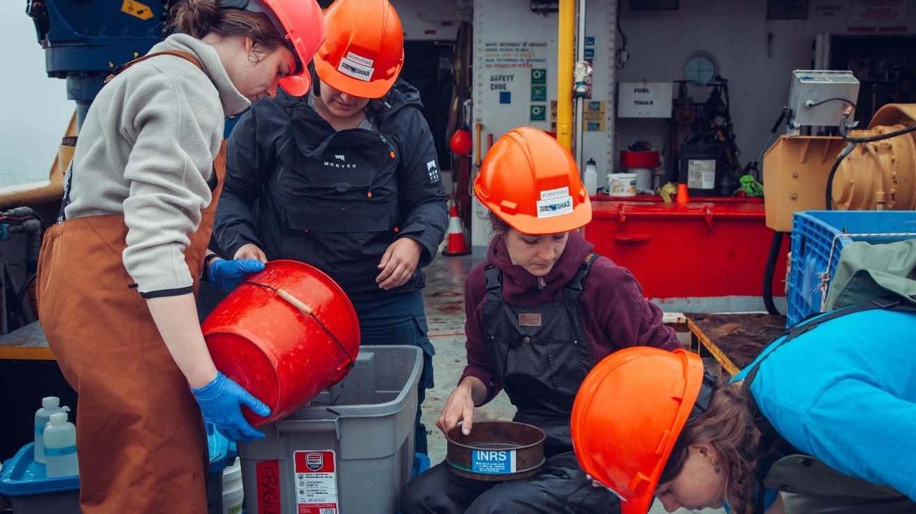 L’équipe du projet zooplancton à l’ouvrage © Valérian Mazataud, Le Devoir